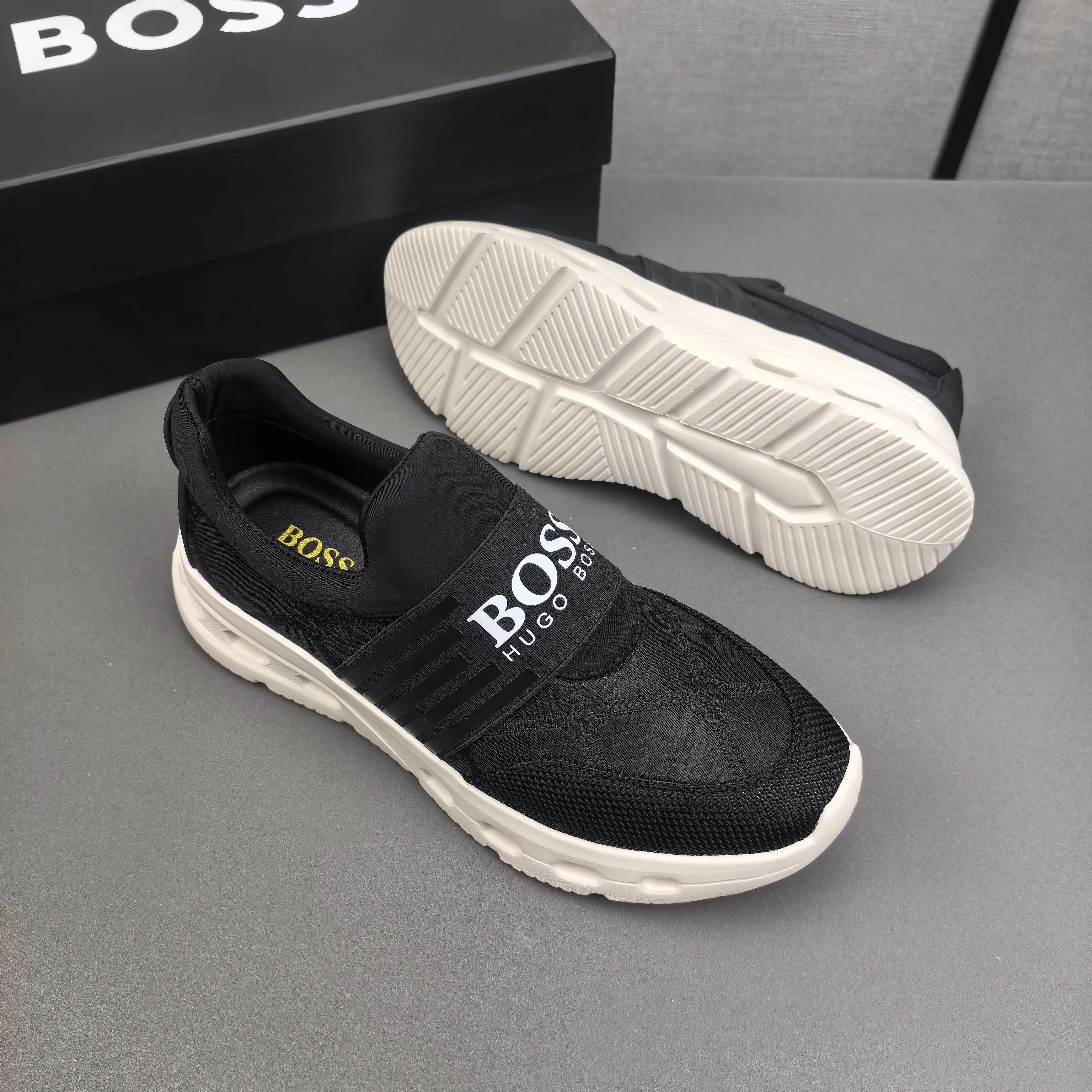 PP420❣️❣️❣️BOSS’s new 🆕low-top casual sneakers, made of breathable mesh, with brand signature details on the shoe collar to enhance style. Fashionable and versatile, it can complement any look. With a sophisticated design that is both dynamic and modern, this new must-have shoe adds a new dimension to Dior's legacy, displaying modern elegance. Men's shoes 38-44 45🉑️customized